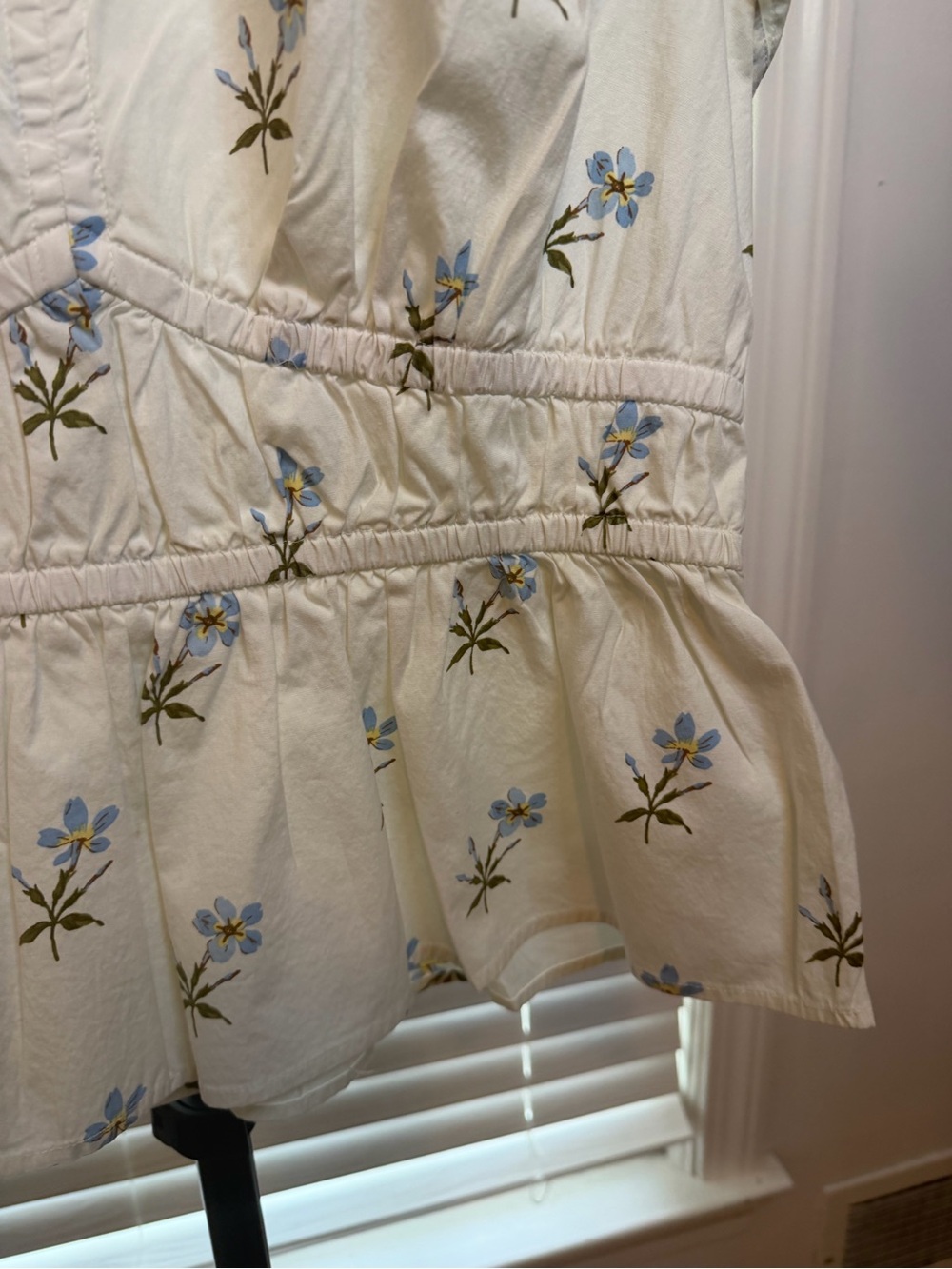 Vineyard Vines White Blue Floral Peplum Top | Ruffle Sleeve | Size L - Picture 4 of 5